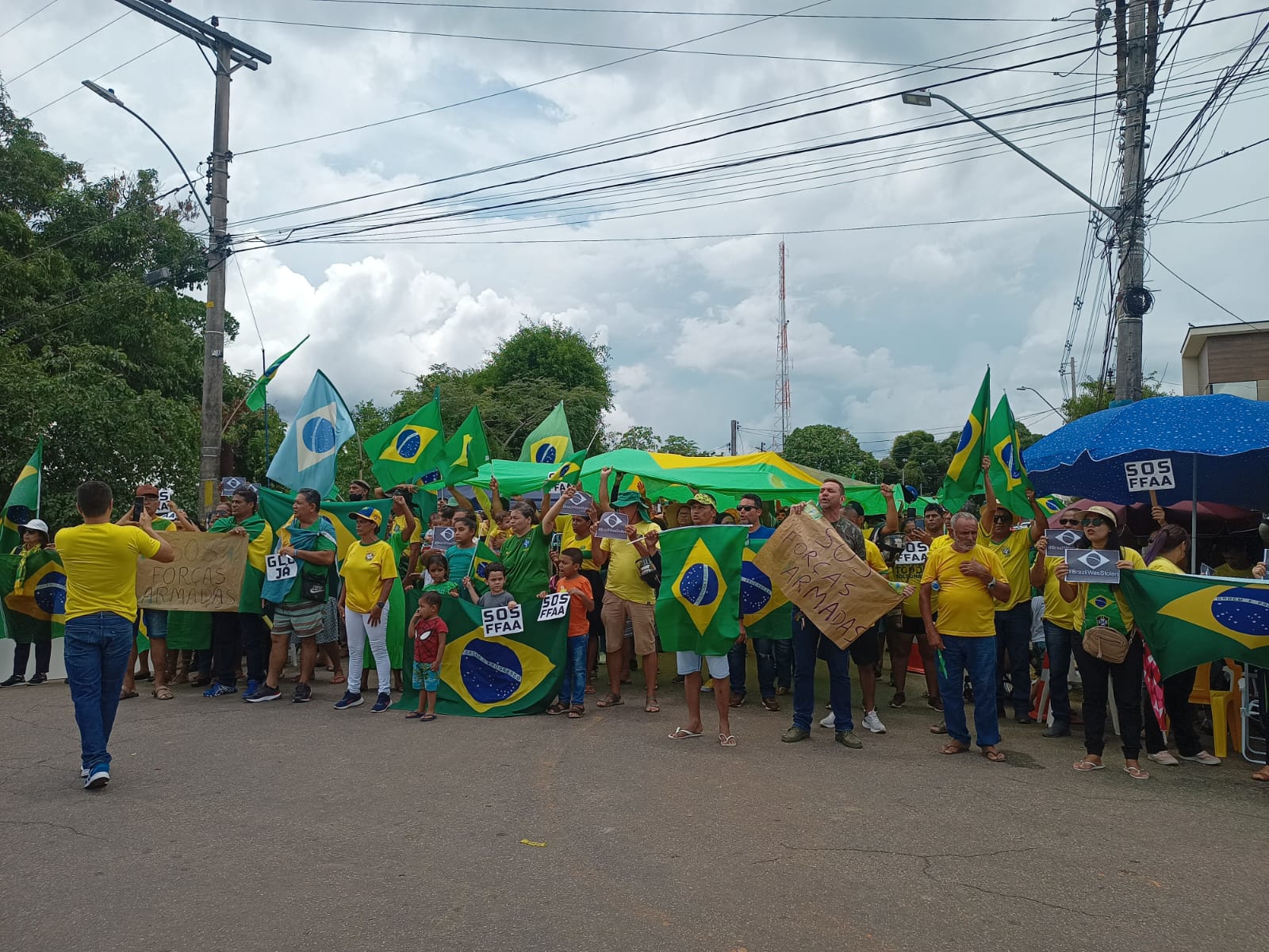 No dia da Proclamação da República, manifestantes rezam o Pai Nosso na frente do 4º BIS e pedem: “Forças Armadas salvem o Brasil”